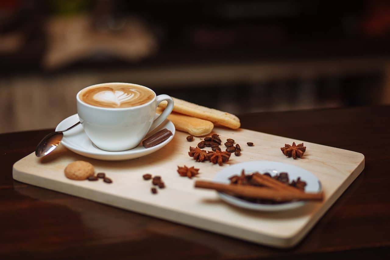 Une tasse de café accompagnée de chocolat (Crédit : Grafmexl)