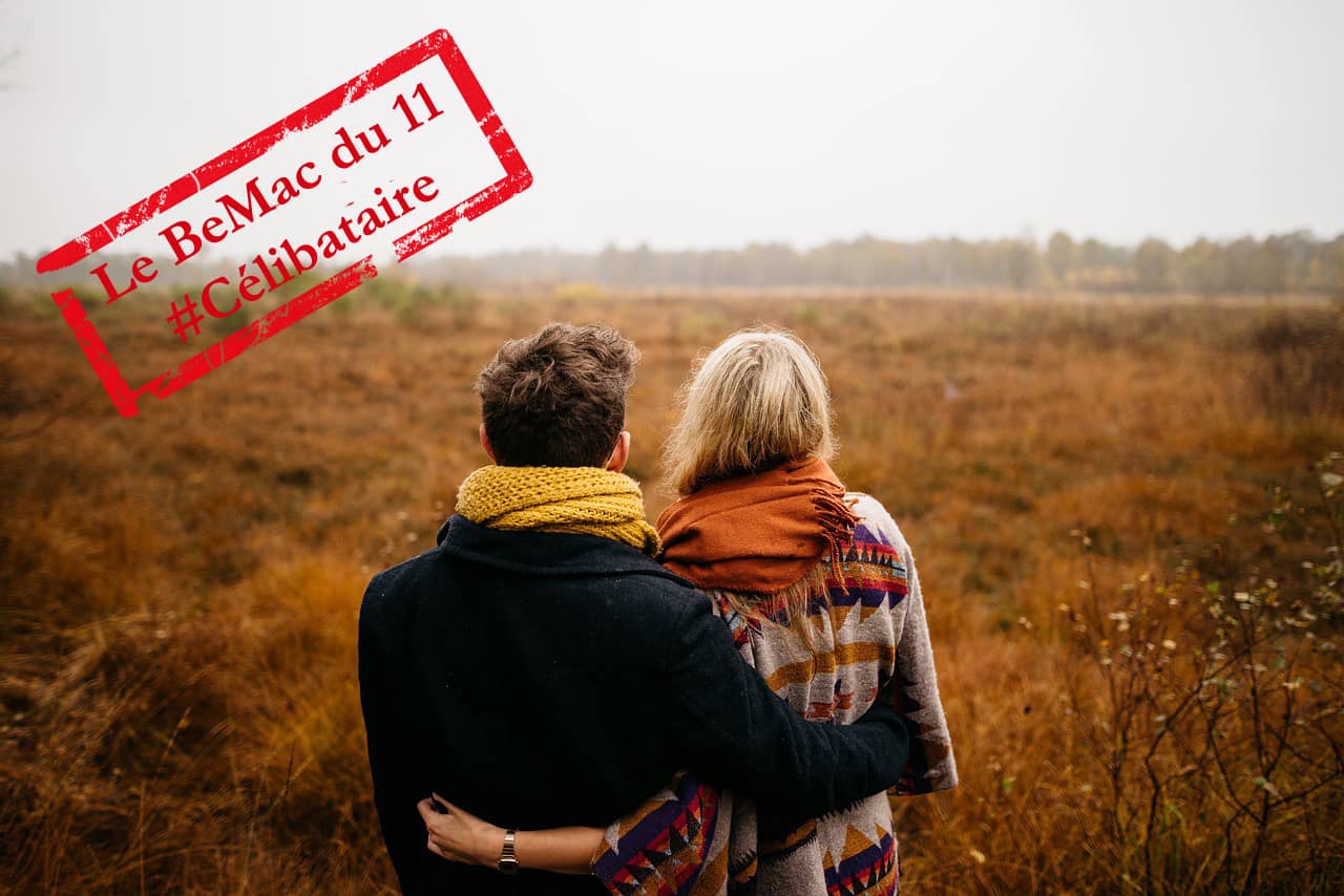 Un couple dans la campagne automnale (Crédit : StockSnap )