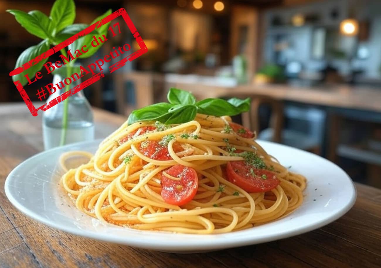 Assiette de pâtes italiennes fumantes aux tomates et origan (Crédit : Alex.I Grok)