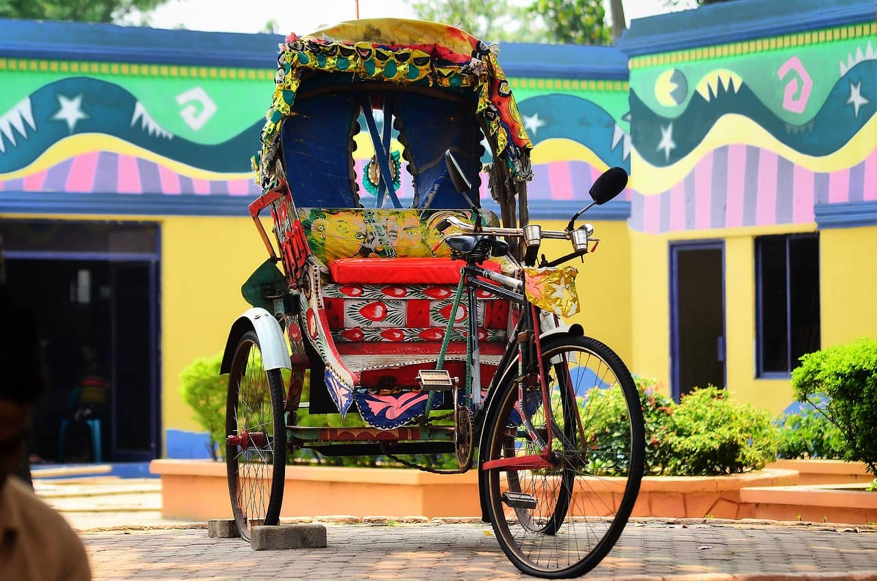 Pousse-pousse : un rickshaw coloré à Dacca Bangladesh