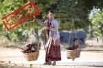 Une femme à Myanmar en Birmanie au travail avec un enfant