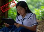 Élève lisant un cours sur une tablette aux Philippines (Crédit : Alex.I Grok)