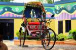 Pousse-pousse : un rickshaw coloré à Dacca Bangladesh