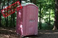 Cabinet de toilette mobile dans la nature (Crédit : Antranias )