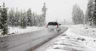 Voiture sur une route enneigée en hiver (Crédit : Pexels )